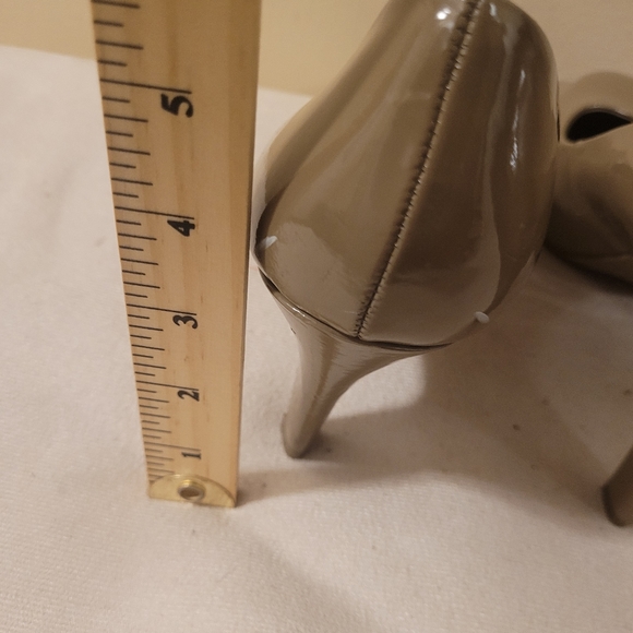 Merona Beige Patent Leather Heels Pumps Shoes Women's Size 9 - Picture 5 of 16